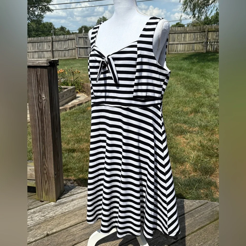 Torrid Super Soft Knot Tie Front Black and White Dress in Size 1 - Picture 5 of 7